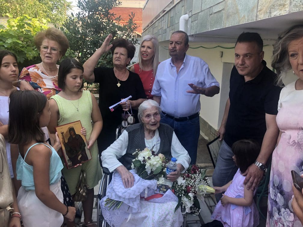 Eordaialive.com - Τα Νέα της Πτολεμαΐδας, Εορδαίας, Κοζάνης Τιμήσαν την Μαρία Αποσέρκογλου - Γιοβανάκου ( το γένος Παρλαπανίδου)102 ετών την μοναδική εν ζωή, πρόσφυγα πρώτης γενιάς, γεννημένη και βαπτισμένη στους Επιβάτες της Ανατολικής Θράκης- Κάτοικο Πτολεμαΐδας (βίντεο-εικόνες)