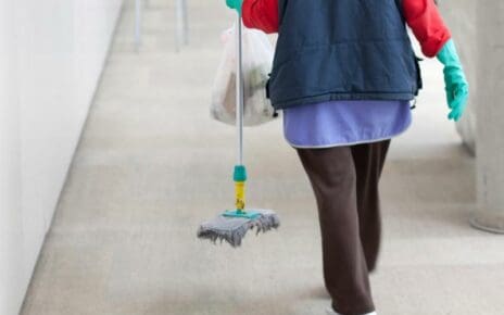 Εγκρίθηκε η πρόσληψη 15.495 σχολικών καθαριστριών