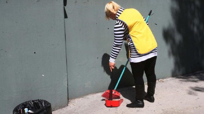 Πόσες σχολικές καθαρίστριες προσλαμβάνονται ανά Δήμο (απόφαση)