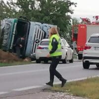 Τροχαίο ατύχημα έξω από την Κοζάνη: Νταλίκα έφυγε από το δρόμο στο αεροδρόμιο Κοζάνης
