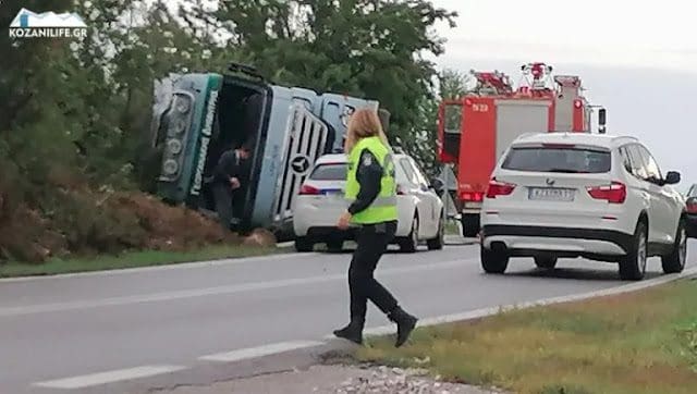 Τροχαίο ατύχημα έξω από την Κοζάνη: Νταλίκα έφυγε από το δρόμο στο αεροδρόμιο Κοζάνης