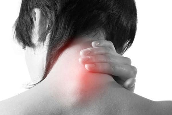 Ξυπνάτε πιασμένοι με πόνο στον αυχένα; Τι πρέπει να κάνετε για να προλάβετε το αυχενικό σύνδρομο;