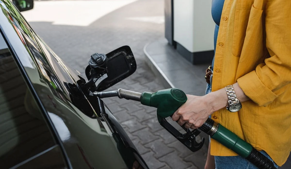 Νοθευμένη βενζίνη: Πώς θα την καταλάβεις και τι να κάνεις