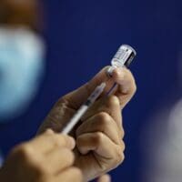Πλεύρης: Από τον Οκτώβριο τα επικαιροποιημένα εμβόλια για τον κορονοϊό
