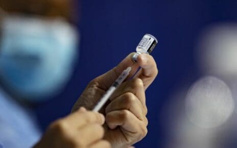 Πλεύρης: Από τον Οκτώβριο τα επικαιροποιημένα εμβόλια για τον κορονοϊό