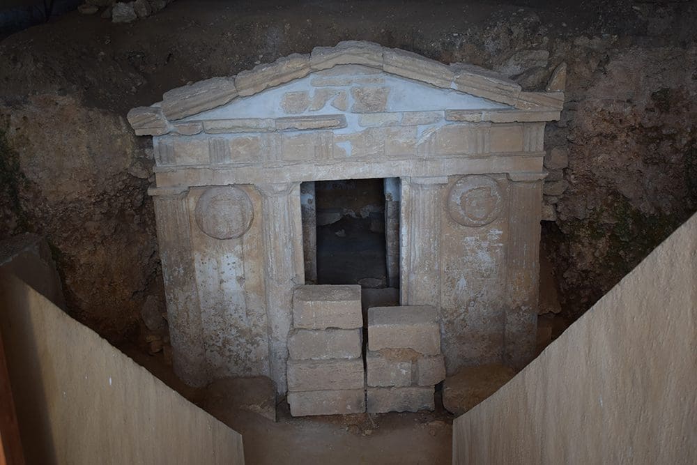 Eordaialive.com - Τα Νέα της Πτολεμαΐδας, Εορδαίας, Κοζάνης Εφορεία Αρχαιοτήτων Κοζάνης: Ανοιχτός και επισκέψιμος ο Μακεδονικός Τάφος της Σπηλιάς.