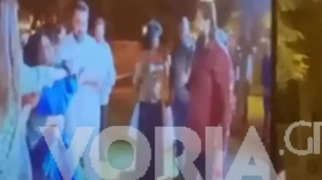 Κάνουν εξορκισμούς… στο κέντρο της Θεσσαλονίκης – Βίντεο με γυναίκα να χτυπιέται σαν δαιμονισμένη