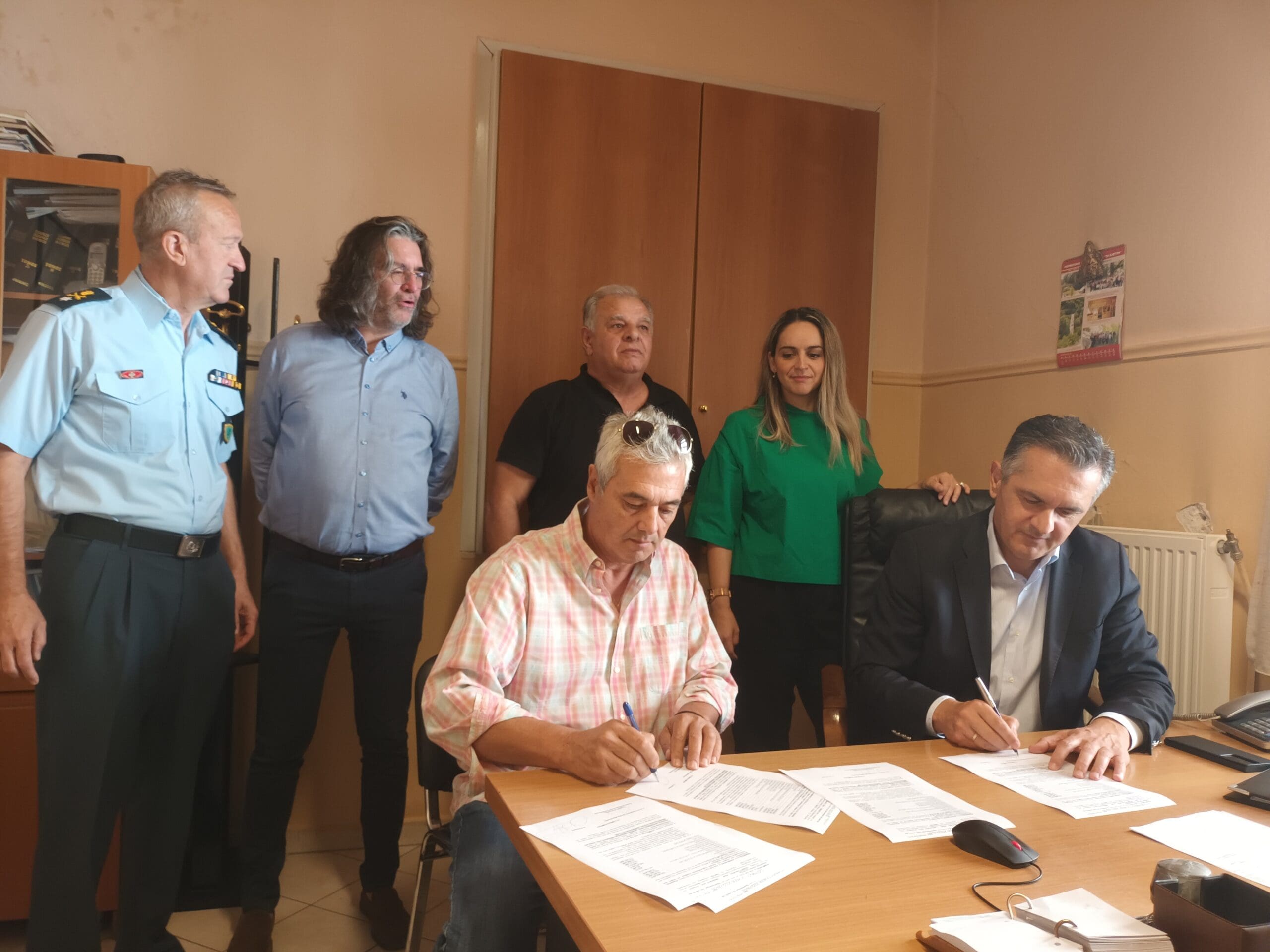 Υπογραφή σύμβασης εκτέλεσης  του έργου «Εργασίες μετατροπής του κτιρίου του πρώην Ειρηνοδικείου Σερβίων σε κτίριο του Αστυνομικού τμήματος Σερβίων».