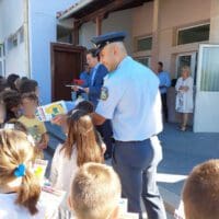 Ενημερωτικά φυλλάδια τροχαίας και σχολικά προγράμματα με σελιδοδείκτες διανεμήθηκαν σήμερα από αστυνομικούς σε μαθητές Δημοτικών Σχολείων και γονείς σε περιοχές της Δυτικής Μακεδονίας