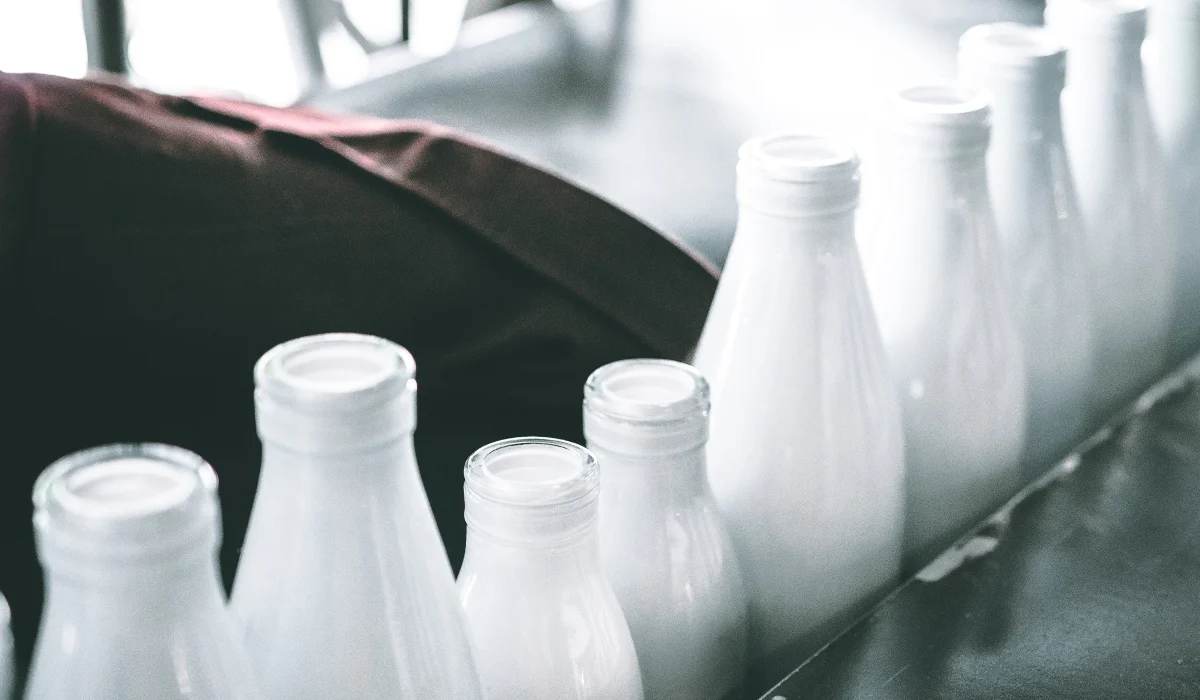 SOS για το γάλα: Η ακρίβεια χτύπησε την παραγωγή - Οι νέες τιμές