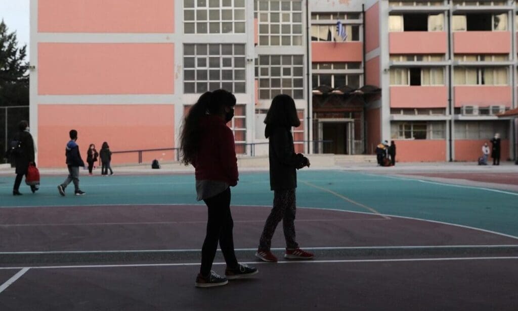 Βόλος: Σοβαρό επεισόδιο με ξύλο, μπουνιές και κλωτσιές μεταξύ μαθητών έξω από σχολείο