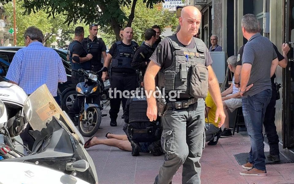 Θεσσαλονίκη: Λογιστής σε κατάσταση αμόκ βγήκε στο δρόμο με πιστόλι (βίντεο)