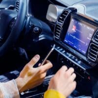 Έρχεται το τέλος των FM στο αυτοκίνητο -Τι είναι το DAB ραδιόφωνο και πώς αλλάζει τη ζωή μας