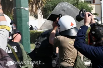 Βίντεο με άνδρα των ΜΑΤ να χτυπάει φοιτήτρια στο κεφάλι με την ασπίδα του