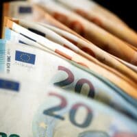 Επιταγή ακρίβειας: «Κλείδωσαν» οι ημερομηνίες για τα 250 ευρώ στους συνταξιούχους – Ποιοι την χάνουν