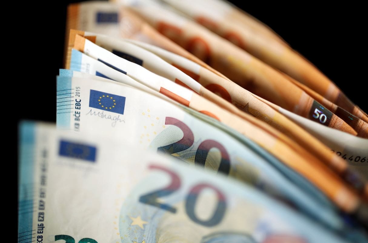 Επιταγή ακρίβειας: «Κλείδωσαν» οι ημερομηνίες για τα 250 ευρώ στους συνταξιούχους – Ποιοι την χάνουν