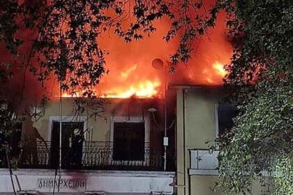 Κάηκε το ιστορικό δημαρχείο των Σερβίων