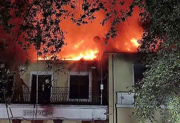 Κάηκε το ιστορικό δημαρχείο των Σερβίων