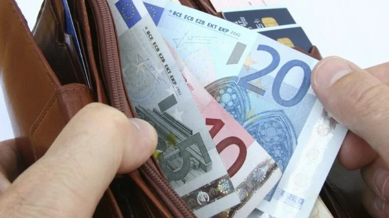 Πληρώνεται σήμερα το επίδομα των 150 ευρώ - Ποιοι το εισπράττουν