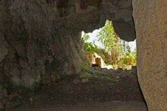 Φλώρινα: Η υποχώρηση των υδάτων στη Μεγάλη Πρέσπα αποκάλυψε 40 σπήλαια