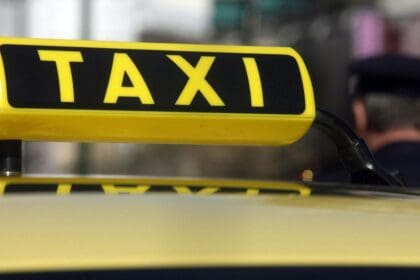 Στην Πτολεμαΐδα το πρώτο “πράσινο ταξί” που επιδοτήθηκε – Καταβλήθηκαν στον οδηγό 22.000 ευρώ