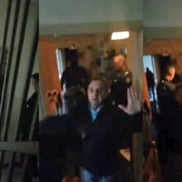 Η στιγμή που αστυνομικοί γκρεμίζουν την πόρτα της Ιωάννας Κολοβού (βίντεο)