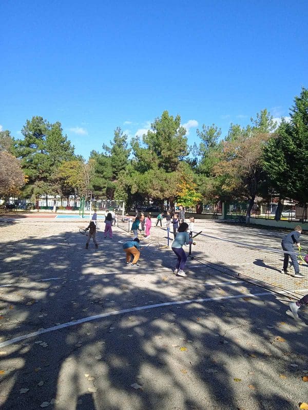 Eordaialive.com - Τα Νέα της Πτολεμαΐδας, Εορδαίας, Κοζάνης Πτολεμαΐδα: Παίζοντας Τένις στο 8ο Δημοτικό Σχολείο!