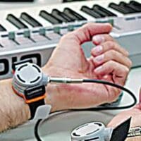 Πρωτότυπο gadget βοηθάει τους κωφούς να απολαύσουν μουσική μέσω δονήσεων στους καρπούς