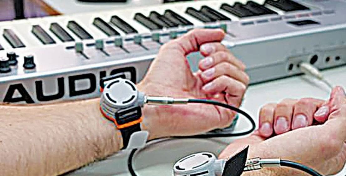 Πρωτότυπο gadget βοηθάει τους κωφούς να απολαύσουν μουσική μέσω δονήσεων στους καρπούς