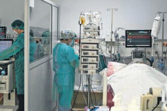 Ανεμβολίαστοι υγειονομικοί: Επιστρέφουν στα νοσοκομεία – Τι σημαίνει η απόφαση του ΣτΕ – Την τυπική διαδικασία αναμένει το υπουργείο Υγείας