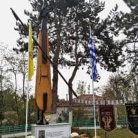 Εορδαία: Πόλος έλξης το μνημείο της ποντιακής λύρας στην Πεντάβρυσο