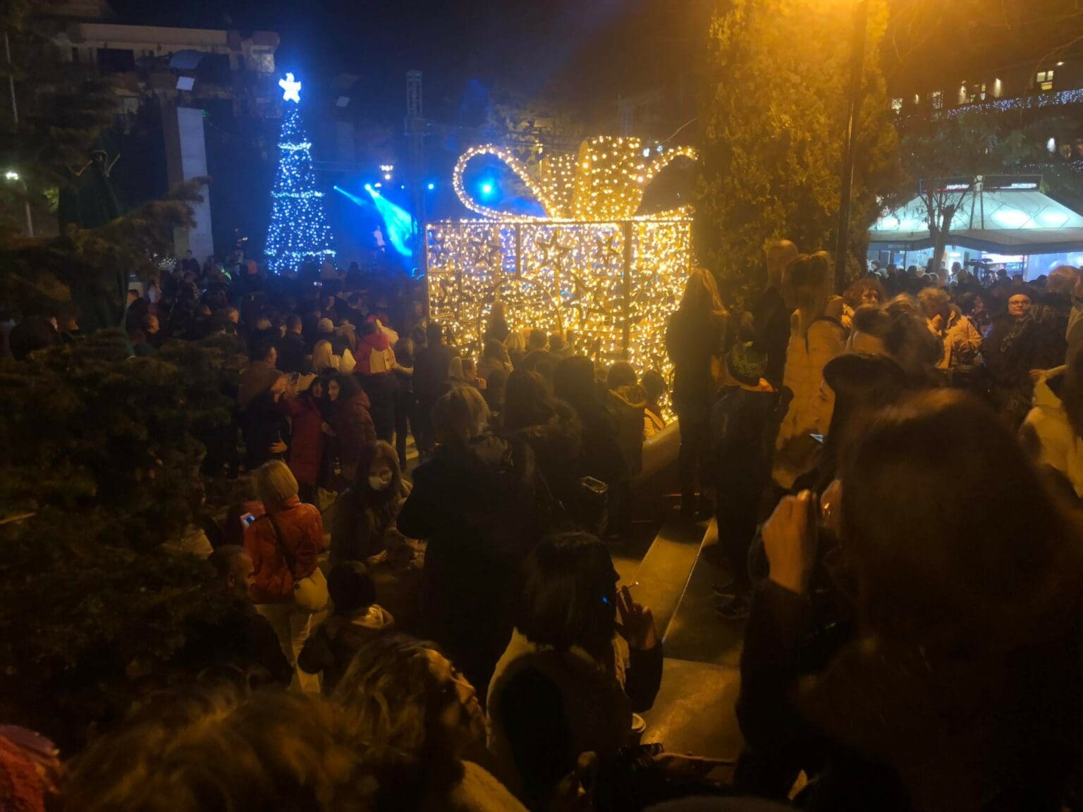 Λευκή Νύχτα - Άναμμα Χριστουγεννιάτικου Δέντρου - Πλήθος κόσμου στην κεντρική πλατεία Πτολεμαΐδας! (βίντεο)