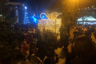 Λευκή Νύχτα - Άναμμα Χριστουγεννιάτικου Δέντρου - Πλήθος κόσμου στην κεντρική πλατεία Πτολεμαΐδας! (βίντεο)