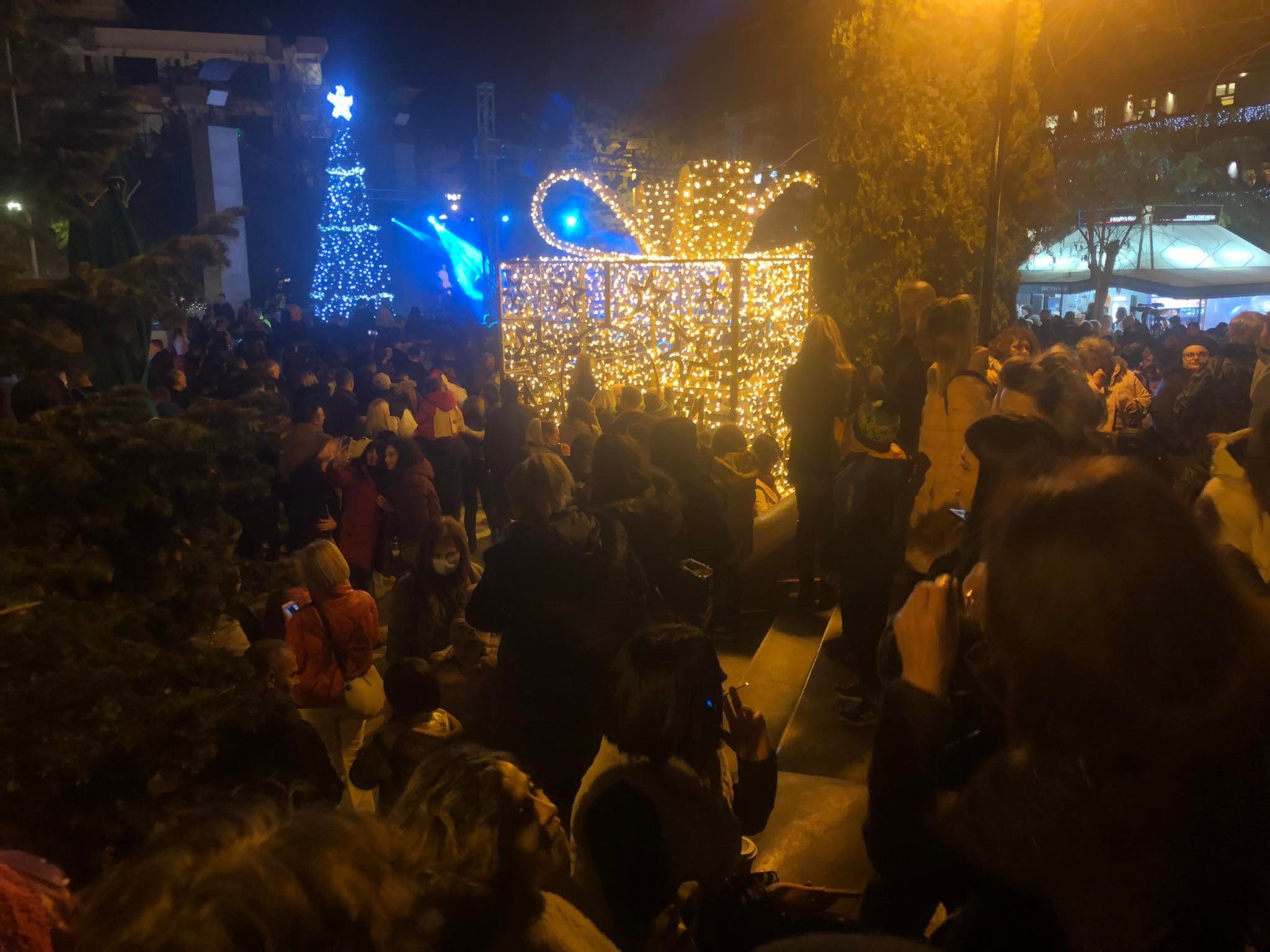 Eordaialive.com - Τα Νέα της Πτολεμαΐδας, Εορδαίας, Κοζάνης Λευκή Νύχτα - Άναμμα Χριστουγεννιάτικου Δέντρου - Πλήθος κόσμου στην κεντρική πλατεία Πτολεμαΐδας! (βίντεο)
