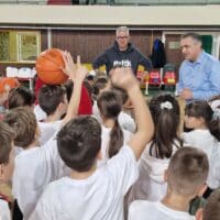 Τρίποντο στον αθλητισμό έβαλαν οι μαθητές του 8ου Δημοτικού Σχολείου Κοζάνης- «Γεμίζουμε τα γήπεδα» το μήνυμα του Περιφερειάρχη Δυτικής Μακεδονίας Γιώργου Κασαπίδη προς τους μικρούς μαθητές