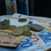 Eπιδόματα πριν από τις γιορτές: Από 42 έως και 1.600 ευρώ – Ποιοι θα τα λάβουν
