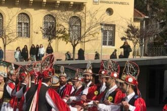 Παρουσίαση του εθιμικού δρωμένου «Μωμοέρια» στην κεντρική πλατεία Κοζάνης
