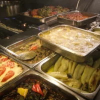 Ανοίγει στη Θεσσαλονίκη το πρώτο τσιγγάνικο εστιατόριο με ιδιαίτερες γεύσεις της κουζίνας των Ρομά
