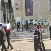 Κηδεία Τέως βασιλιά Κωνσταντίνου: Στη Μητρόπολη η σορός του συνοδεία των γιων του – Χιλιάδες κόσμου έξω από τον ναό [βίντεο]