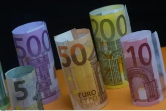Νέα σενάρια για κατώτατο μισθό στα 800 ευρώ, παραδείγματα