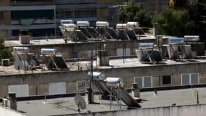 «Αλλάζω τον ηλεκτρικό θερμοσίφωνα»: Έρχονται επιδοτήσεις 100 εκατ. για εγκατάσταση ηλιακών