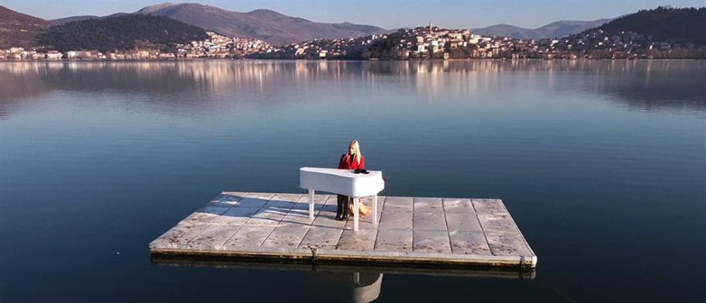 Καστοριά - Ατμοσφαιρικές μελωδίες: Παίζει πιάνο στην μέση της λίμνης [Βίντεο]