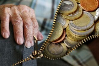 Συνταξιούχοι: Όλες οι πληρωμές έως το τέλος Μαρτίου – Οι διπλές αυξήσεις και ποιοι θα λάβουν τις ενισχύσεις