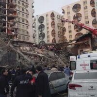 Τρομακτικά βίντεο από τον σεισμό στην Τουρκία: Πολυκατοικίες καταρρέουν σαν χάρτινες!