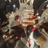 Πτολεμαΐδα: Σιωπηρή διαμαρτυρία στη μνήμη των θυμάτων στα Τέμπη (εικόνες)