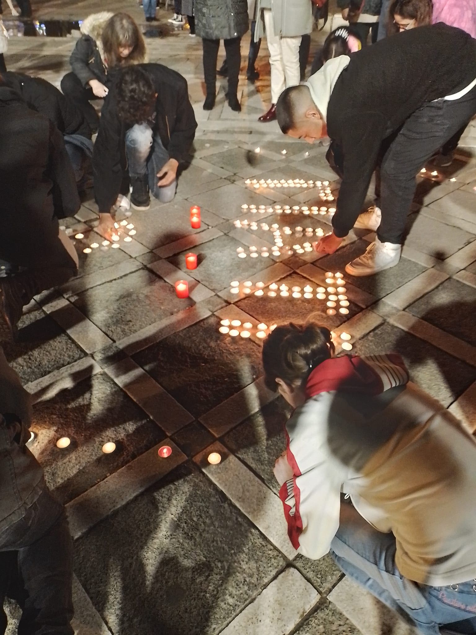 Πτολεμαΐδα: Σιωπηρή διαμαρτυρία στη μνήμη των θυμάτων στα Τέμπη (εικόνες)