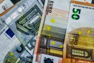 Συναλλαγές με μετρητά: Σε αναστολή τα σχέδια για μείωση του ορίου στα 500 ευρώ