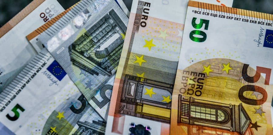 Συναλλαγές με μετρητά: Σε αναστολή τα σχέδια για μείωση του ορίου στα 500 ευρώ