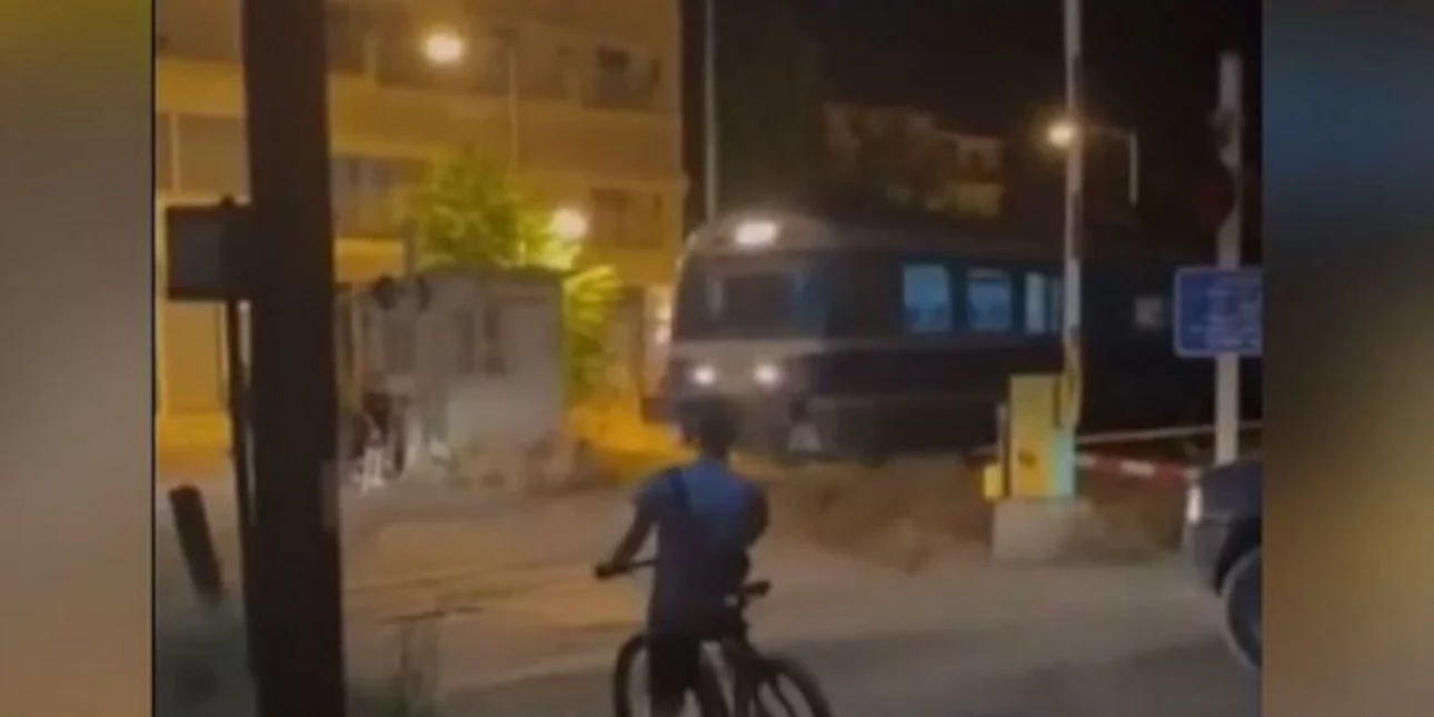 Αμύνταιο: Σηκώνεται η μπάρα για τους πεζούς και περνάει το… τρένο σε φυλασσόμενη διάβαση (βίντεο)