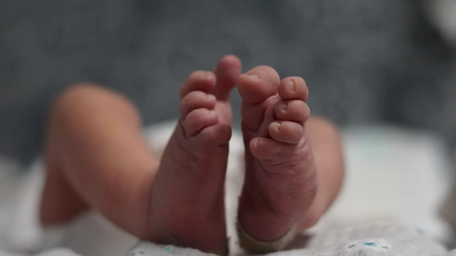 Λάρισα: Γέννησε στο μπάνιο και πέταξε το μωρό στα σκουπίδια – Πώς ξετυλίχθηκε το κουβάρι της υπόθεσης